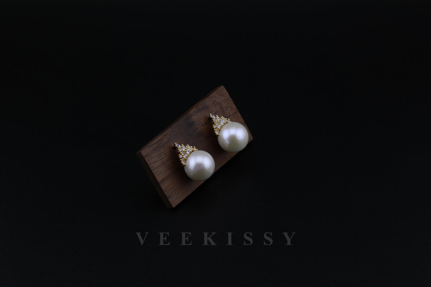 👑 "Royal Elegance" Freshwater Pearl Stud Earrings – 18K Gold-Plated Sterling Silver with Cubic Zirconia - VEEKISSY