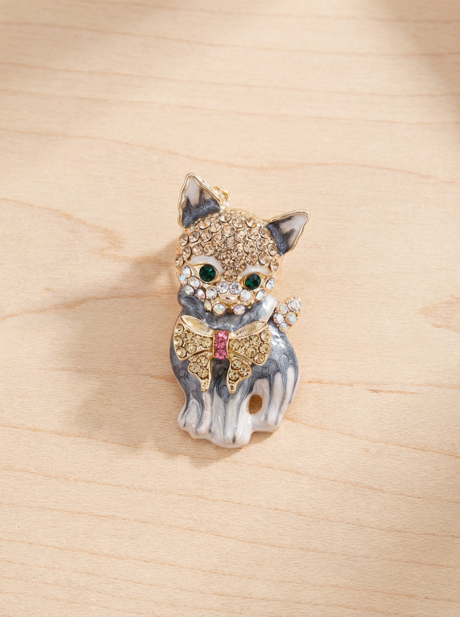 The Enchanted Emerald Kitten Brooch - VEEKISSY