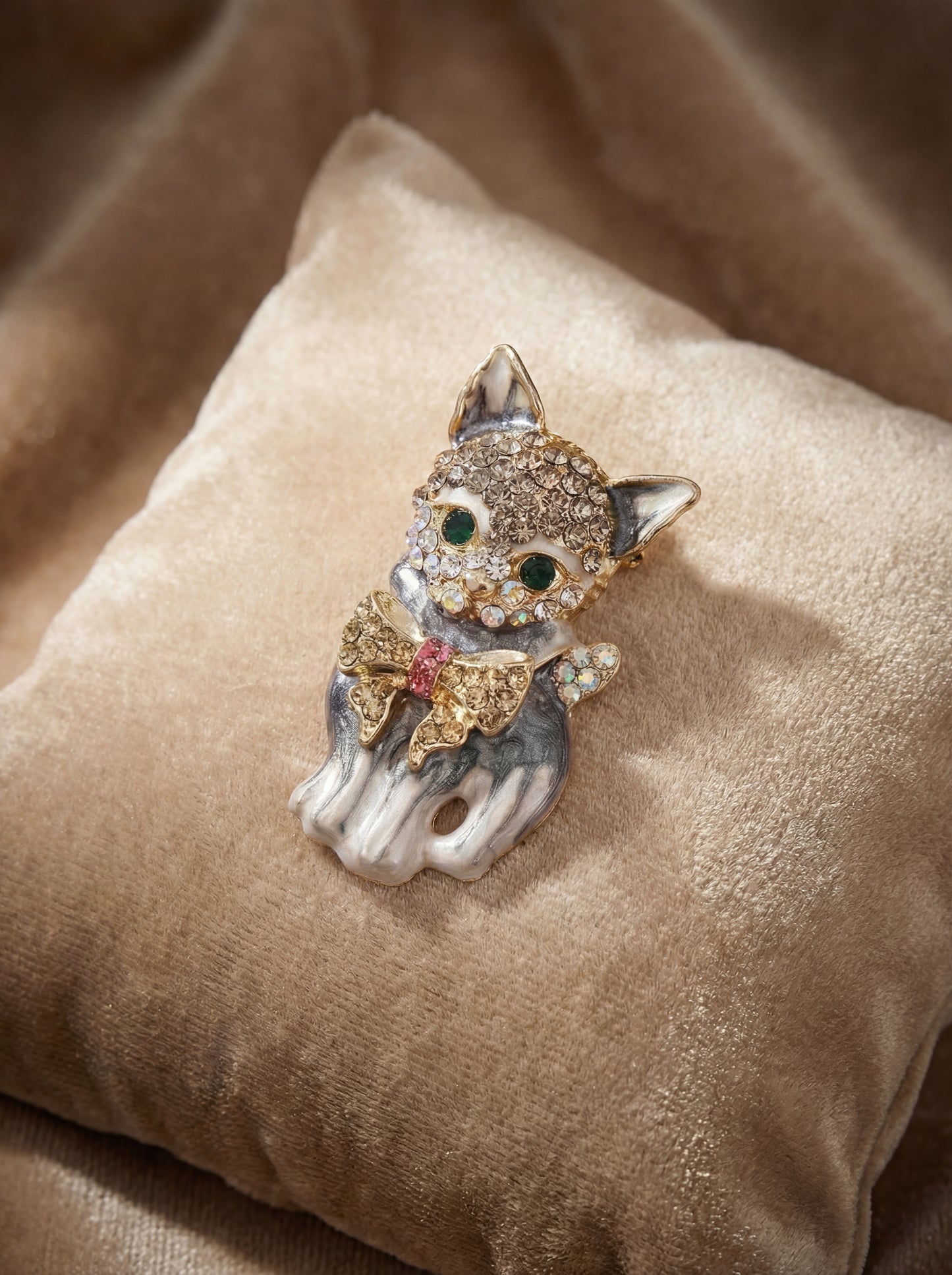 The Enchanted Emerald Kitten Brooch - VEEKISSY