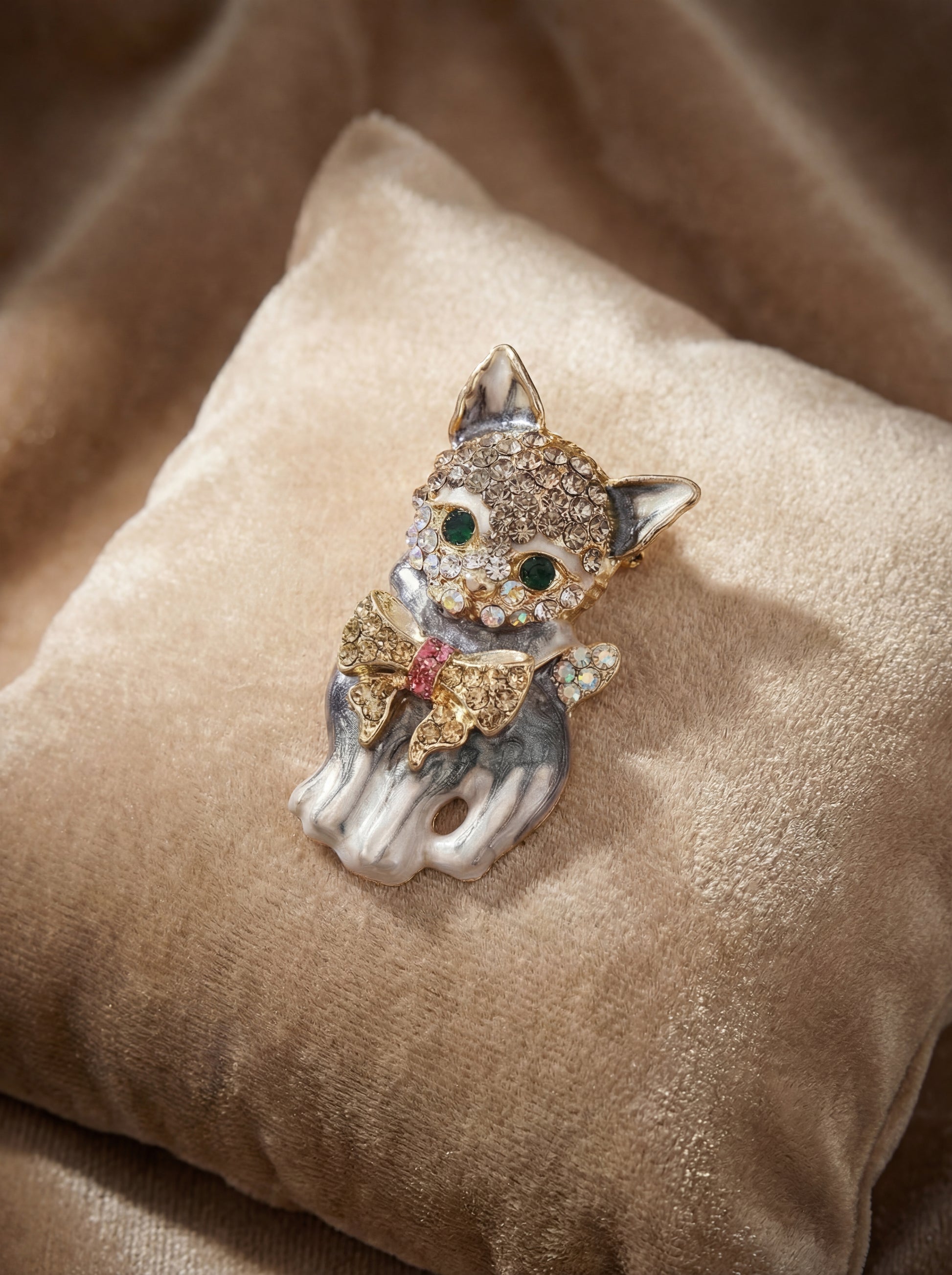 The Enchanted Emerald Kitten Brooch - VEEKISSY