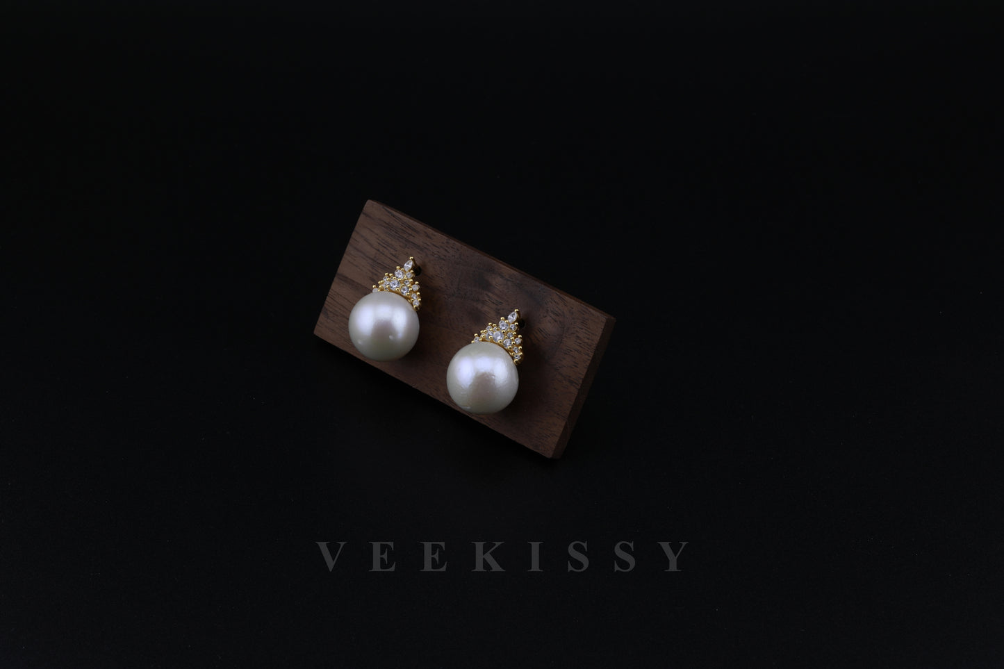 👑 "Royal Elegance" Freshwater Pearl Stud Earrings – 18K Gold-Plated Sterling Silver with Cubic Zirconia - VEEKISSY